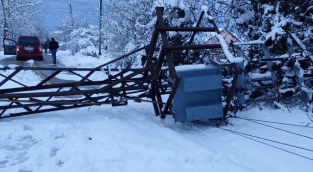 Yoğun kar yağışı nedeniyle elektrik direği yıkıldı