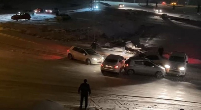 Yol değil adeta buz pisti! Rampada kayan araçlar birbirine böyle çarptı Yol değil adeta buz pisti! Rampada kayan araçlar birbirine böyle çarptı