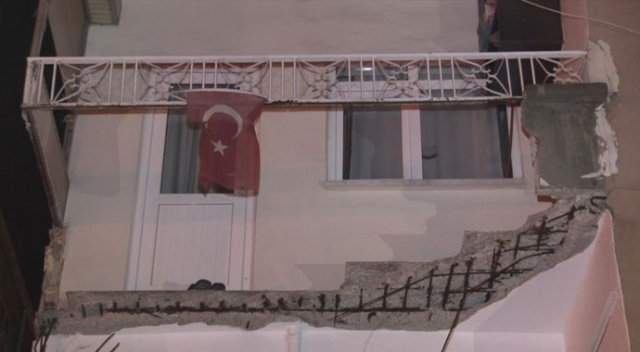 Zeytinburnu’nda bir binanın balkonu çöktü Zeytinburnu’nda bir binanın balkonu çöktü