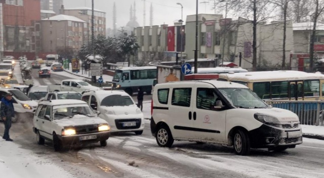 Zincirsiz araçlar yolda kaldı