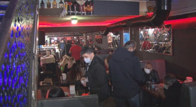 ‘KADES’ ihbarı ile gece kulübüne polis baskını: 28 kişiye 176 bin lira para cezası ‘KADES’ ihbarı ile gece kulübüne polis baskını: 28 kişiye 176 bin lira para cezası