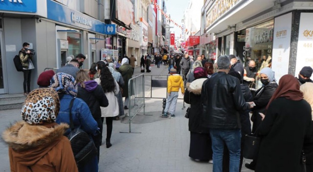 'Kırmızı' alarm veren Samsun’da tedbirler de kuyruklar da arttı 'Kırmızı' alarm veren Samsun’da tedbirler de kuyruklar da arttı