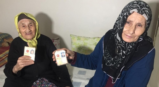 105 yaşındaki Münevver Nine 71 yaşındaki kızıyla aşı oldu