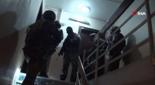 18 DEAŞ’lının yakalandığı terör operasyonunda bir evden balya balya dolar çıktı 18 DEAŞ’lının yakalandığı terör operasyonunda bir evden balya balya dolar çıktı