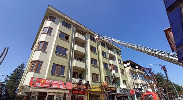 22 yıl önceki depremi gören bina, ekipleri harekete geçirdi 22 yıl önceki depremi gören bina, ekipleri harekete geçirdi