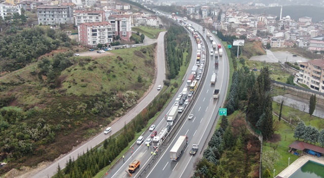 4 kişinin yaralandığı zincirleme trafik kazası, TEM’i trafiğe kapattı 4 kişinin yaralandığı zincirleme trafik kazası, TEM’i trafiğe kapattı