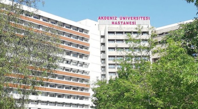 Akdeniz Üniversitesi Hastanesi ekipleri canlı yayında dört ameliyat yaptı