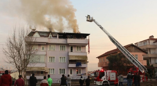Alevlerin çatısını sardığı binada yaşayanları korna çalarak uyardı Alevlerin çatısını sardığı binada yaşayanları korna çalarak uyardı