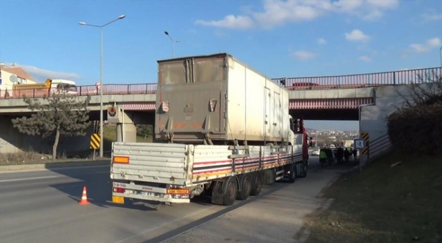 Alt geçide sığmayan tır kazaya sebebiyet verdi Alt geçide sığmayan tır kazaya sebebiyet verdi
