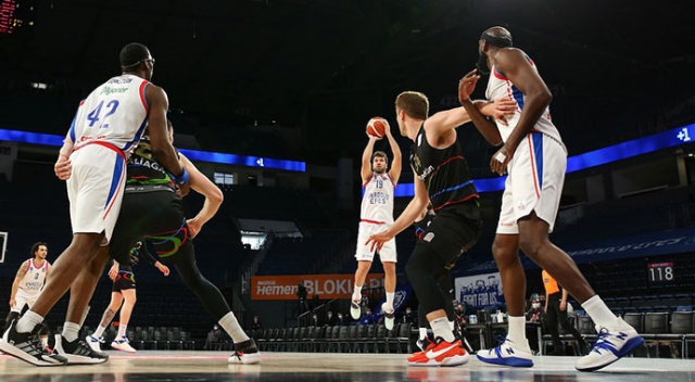Anadolu Efes evinde galip