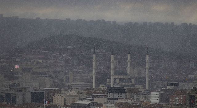 Ankara'ya kar yağdı