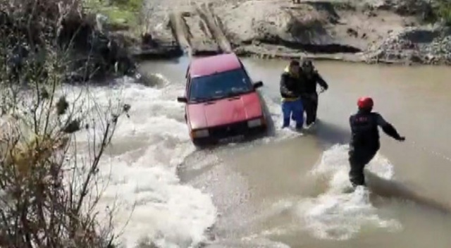 Araçlarıyla çayda mahsur kalan iki kişi kurtarıldı Araçlarıyla çayda mahsur kalan iki kişi kurtarıldı