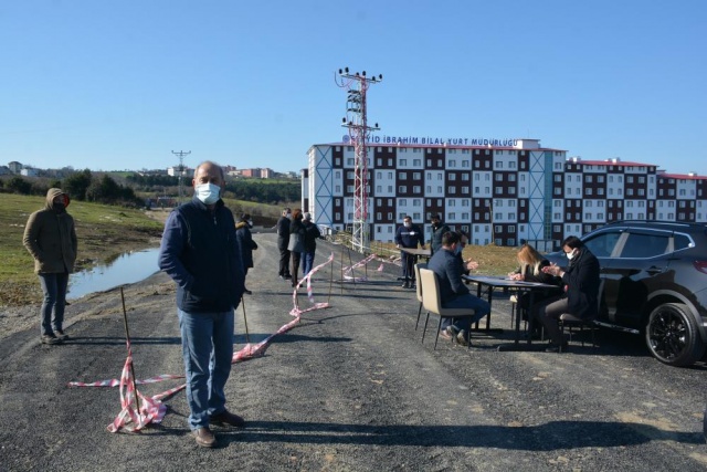 Arazisinden geçen yolu trafiğe kapatan hissedarlara para cezası Arazisinden geçen yolu trafiğe kapatan hissedarlara para cezası