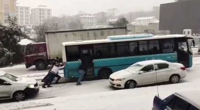 Arnavutköy’de özel halk otobüsü ve ambulans yolda kaldı