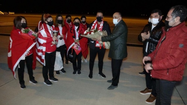 Avrupa şampiyonu özel sporculara havalimanında coşkulu karşılama Avrupa şampiyonu özel sporculara havalimanında coşkulu karşılama