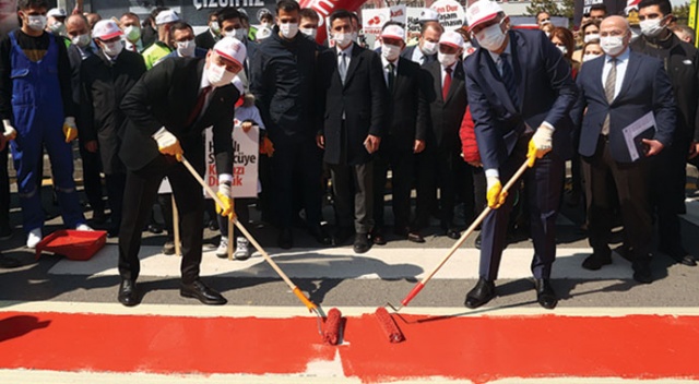 Bakanlar Soylu ve Selçuk, &quot;Yayalar Kırmızı Çizgimizdir&quot; projesi kapsamında yaya geçidini kırmızıya boyadı