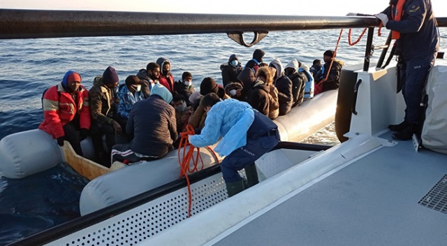 Balıkesir&#039;de Türk kara sularına geri itilen 36 göçmen kurtarıldı