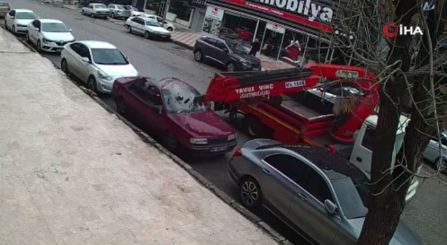 Başkent'te vinç park halindeki iki otomobili biçti
