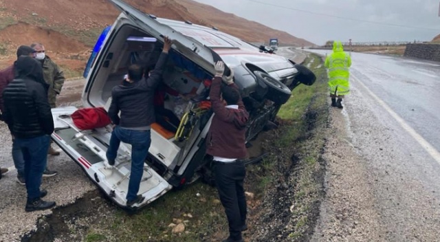 Bebek hastayı taşıyan ambulans kaza yaptı