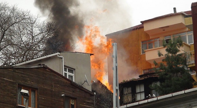 Beyoğlu&#039;nda ahşap bina alev alev yandı