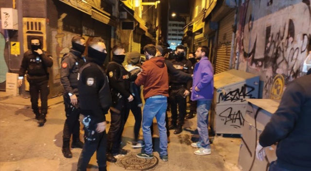 Beyoğlu’nda parti yapılan mekana polis baskını Beyoğlu’nda parti yapılan mekana polis baskını