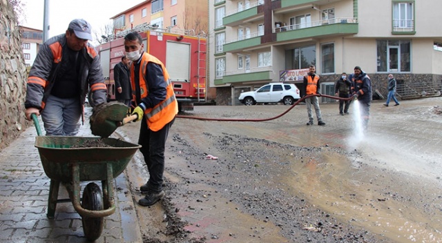 Bingöl'de sağanaktan etkilenen vatandaşlar için bakanlıklardan ödenek talep edildi Bingöl'de sağanaktan etkilenen vatandaşlar için bakanlıklardan ödenek talep edildi