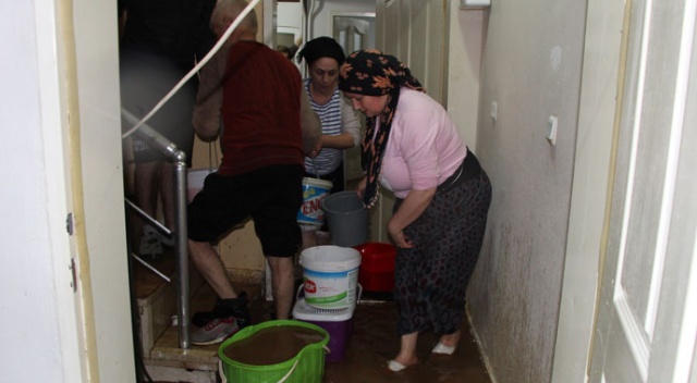 Bingöl&#039;de şiddetli yağış hayatı felç etti