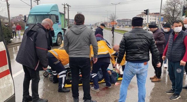 Bisikletiyle karşıya geçen adama otomobil çarptı Bisikletiyle karşıya geçen adama otomobil çarptı