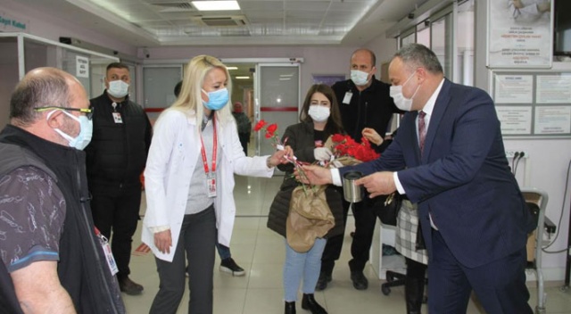 Buca Belediyesinden sağlıkçılara kırmızı karanfil Buca Belediyesinden sağlıkçılara kırmızı karanfil