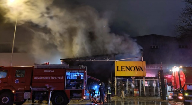 Bursa&#039;da fabrika yangını! Milyon değerindeki malzemeler kül oldu