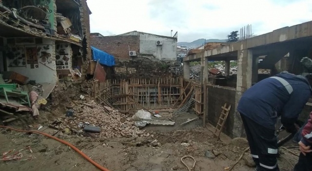 Bursa'da kafe büyük gürültüyle çöktü, facianın eşiğinden dönüldü Bursa'da kafe büyük gürültüyle çöktü, facianın eşiğinden dönüldü