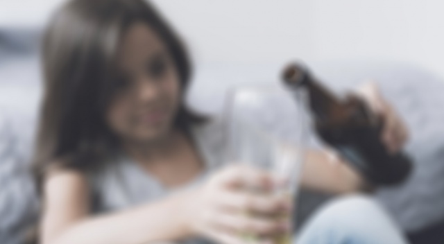 Çocukken alkollü içkilerin tadına baktırılanlar büyüyünce alkolik oluyor