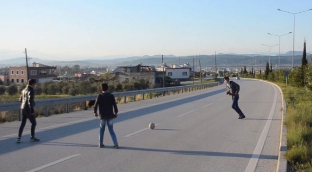 Çocukların tehlikeli futbol aşkı Çocukların tehlikeli futbol aşkı
