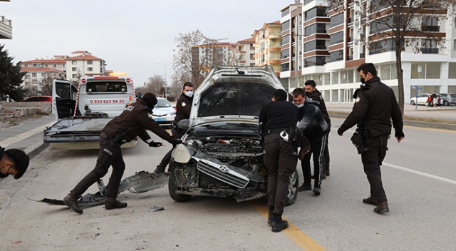 Çubuk&#039;ta devrilen otomobil yürüyüş yapan çifte çarptı: 7 yaralı
