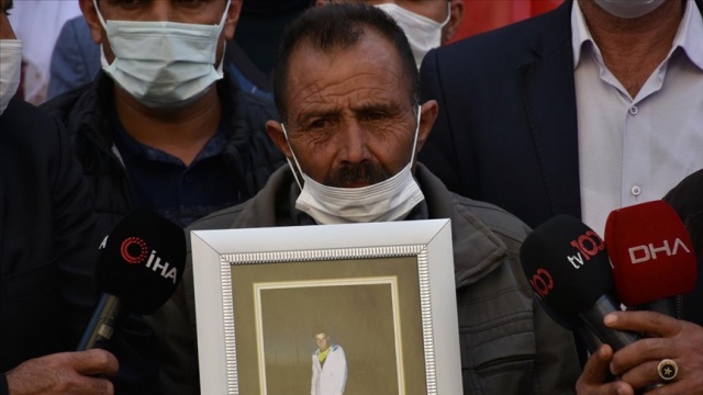 Diyarbakır'daki evlat nöbetine bir aile daha katıldı Diyarbakır'daki evlat nöbetine bir aile daha katıldı