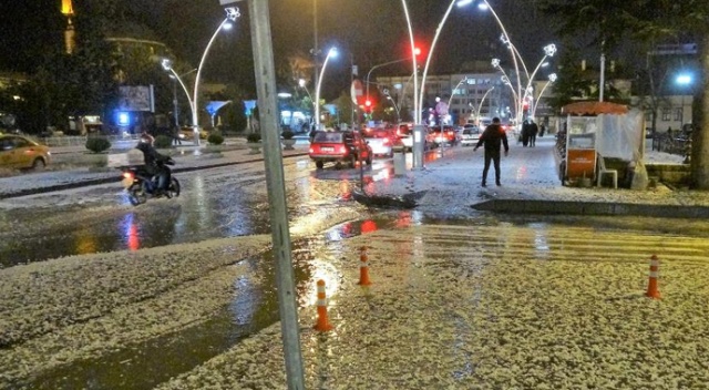 Dolunun vurduğu Tokat’ta caddeler beyaza büründü Dolunun vurduğu Tokat’ta caddeler beyaza büründü
