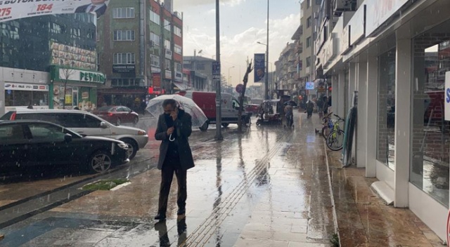 Düzce'de aniden bastıran sağanak vatandaşları hazırlıksız yakaladı Düzce'de aniden bastıran sağanak vatandaşları hazırlıksız yakaladı