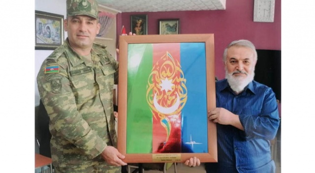 El emeği hat sanatlı tablosunu Azerbaycan ordusuna hediye etti