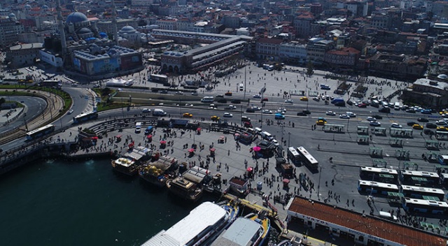 Eminönü'ndeki kalabalık eski günlerini aratmadı Eminönü'ndeki kalabalık eski günlerini aratmadı
