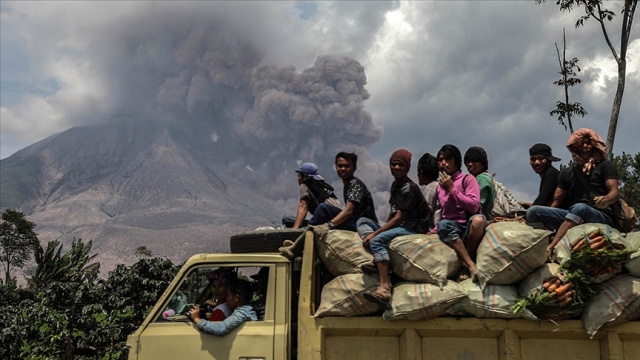 Endonezya’nın Sinabung Yanardağı yeniden kül püskürtmeye başladı Endonezya’nın Sinabung Yanardağı yeniden kül püskürtmeye başladı