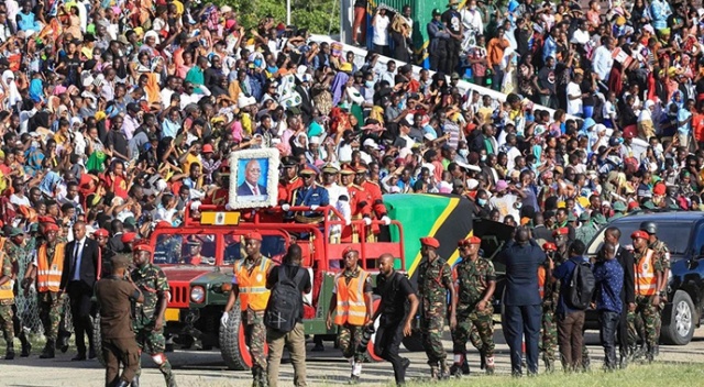 Eski Tanzanya Devlet Başkanı Magufuli'nin cenazesinde izdiham: 4'ü çocuk 5 ölü Eski Tanzanya Devlet Başkanı Magufuli'nin cenazesinde izdiham: 4'ü çocuk 5 ölü