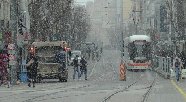 Eskişehir'e lapa lapa kar yağdı Eskişehir'e lapa lapa kar yağdı