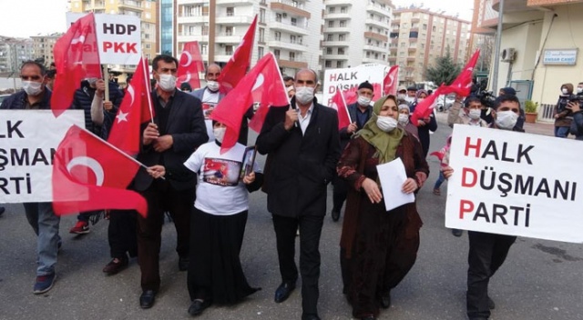 Evlat nöbetindeki aileler, HDP'nin kapatılması için yürüyüş yaptı Evlat nöbetindeki aileler, HDP'nin kapatılması için yürüyüş yaptı