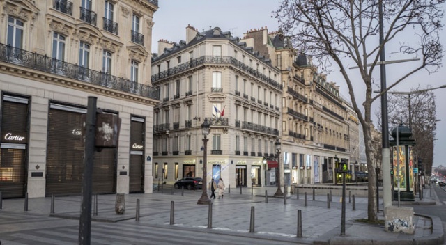 Fransa üçüncü dalga ile mücadele ediyor: Paris sokakları kısmen boş kaldı