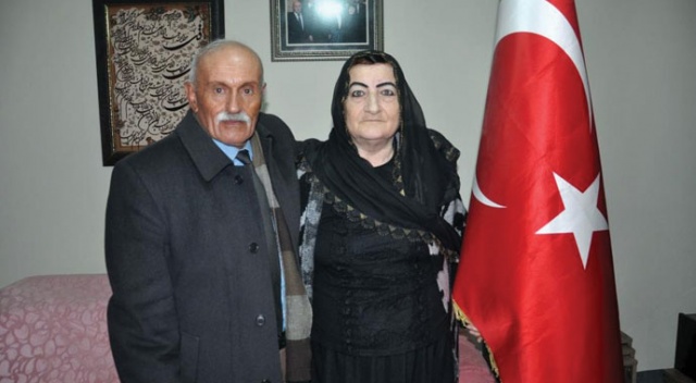 Hakkari&#039;nin ilk kadın güvenlik korucusu eşiyle 37 yıldır bayrak nöbeti tutuyor