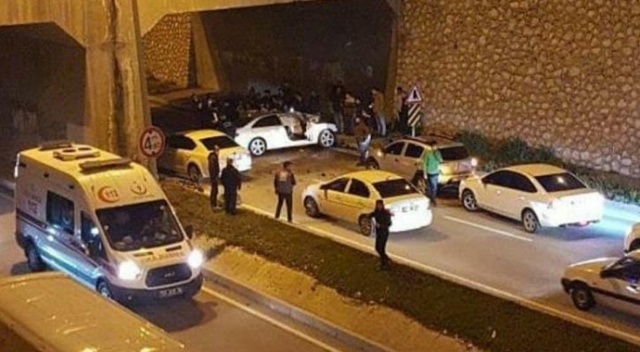 Hatay'da araç beton bloğa çarptı: 2 ağır yaralı Hatay'da araç beton bloğa çarptı: 2 ağır yaralı