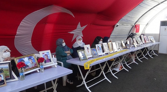 HDP önündeki gözü yaşlı aileler, evlatlarının yolunu gözlüyor HDP önündeki gözü yaşlı aileler, evlatlarının yolunu gözlüyor