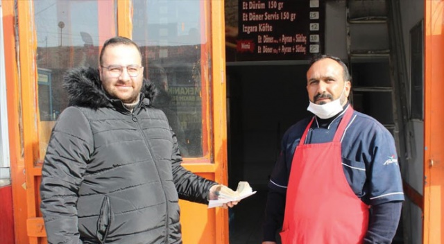 Hesabına yanlışlıkla yatan 19 bin lirayı sahibine teslim etti Hesabına yanlışlıkla yatan 19 bin lirayı sahibine teslim etti
