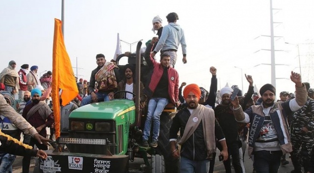 Hindistan'da çiftçiler Yeni Delhi'deki büyük bir otoyolu trafiğe kapatmayı planlıyor Hindistan'da çiftçiler Yeni Delhi'deki büyük bir otoyolu trafiğe kapatmayı planlıyor