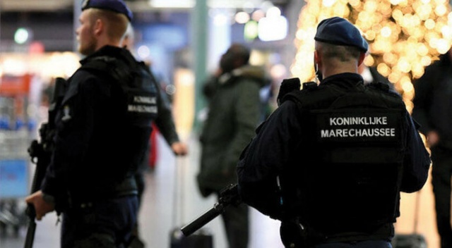 Hollanda polisinden ırkçı mesajlaşma: "Bir Türk daha azaldı" Hollanda polisinden ırkçı mesajlaşma: "Bir Türk daha azaldı"